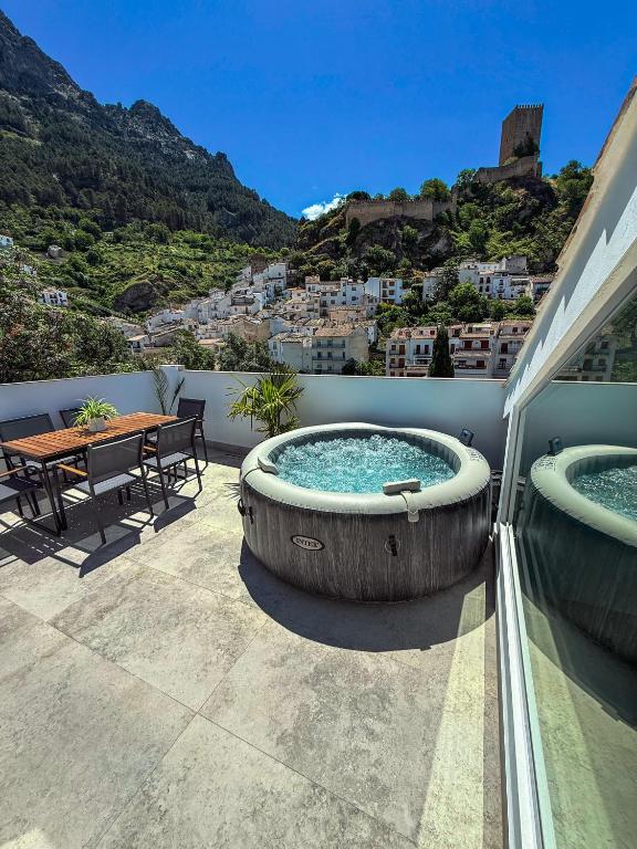 taras z dwoma jacuzzi i stołem w obiekcie Casa RIVER VIEW - Cazorla w mieście Cazorla