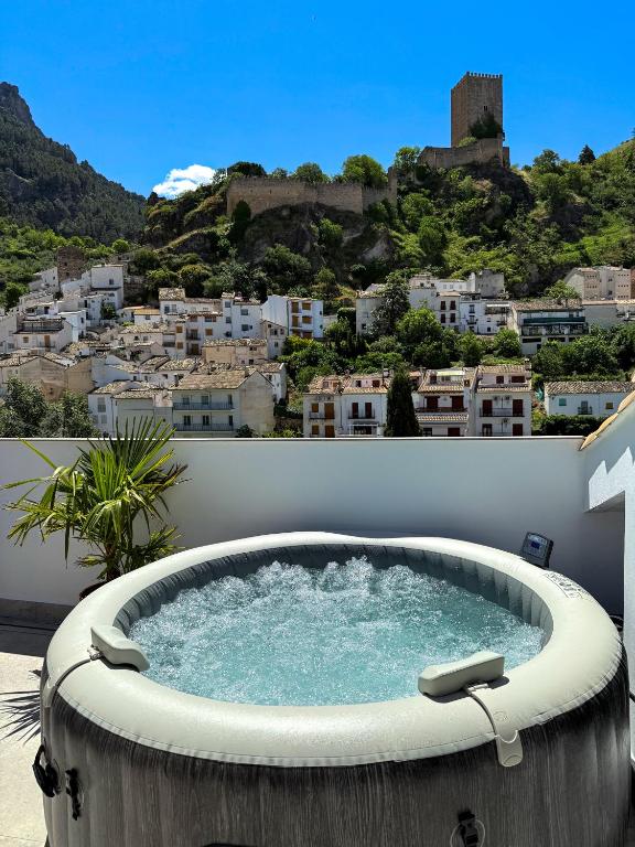wanna z hydromasażem na balkonie z miastem w obiekcie Casa RIVER VIEW - Cazorla w mieście Cazorla