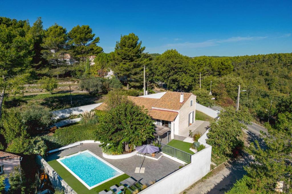 une vue aérienne d'une maison avec piscine dans l'établissement Villa Coeur de Provence by Villa Plus, à Saint-Savournin