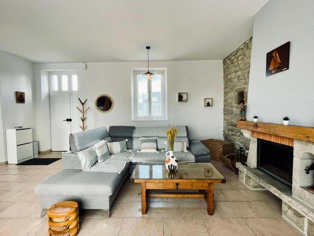 un salon avec un canapé et une cheminée dans l'établissement Résidence L27-ile Grande - Petit paradis devant la mer à Ile Grande MAE-1943, à Pleumeur-Bodou