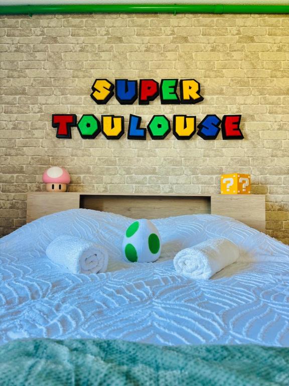 un lit dans une super chambre Lego avec un animal en peluche dans l'établissement Rétro Gaming Universe, Escape game & Gameroom, à Aucamville