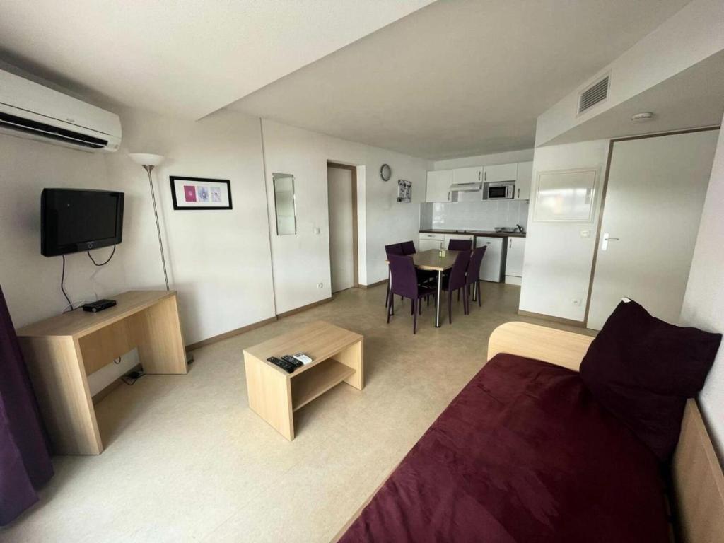 un salon avec un lit et une salle à manger dans l'établissement Résidence Balcon Du Canigou - T3 dans la résidence Les Balcons du Canigou MAE-4681, à Vernet-les-Bains