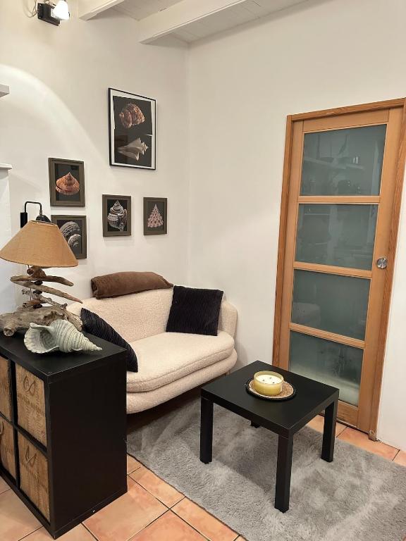 un salon avec un canapé et une table dans l'établissement Maison de pecheur Quiberon sea side, à Quiberon