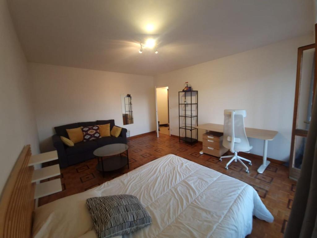 une chambre avec un lit, un bureau et une table dans l'établissement Grand T1 Lumineux & Joli Balcon, à Marseille