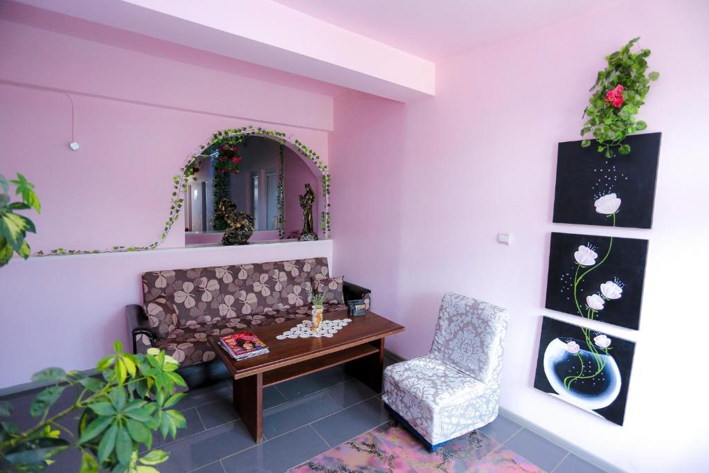 A seating area at Hostel Shatrata