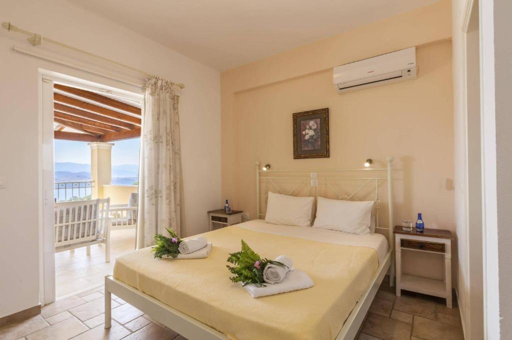 A bed or beds in a room at Villa Petrosa by Villa Plus