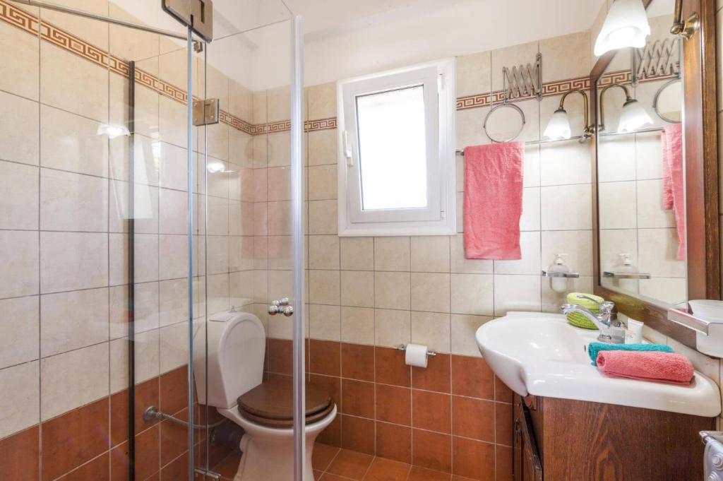 A bathroom at Villa Petrosa by Villa Plus