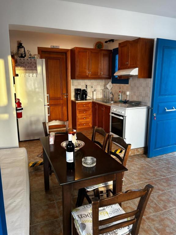 Kuchyň nebo kuchyňský kout v ubytování on the sea Despoina apartment at Mochlos Creta