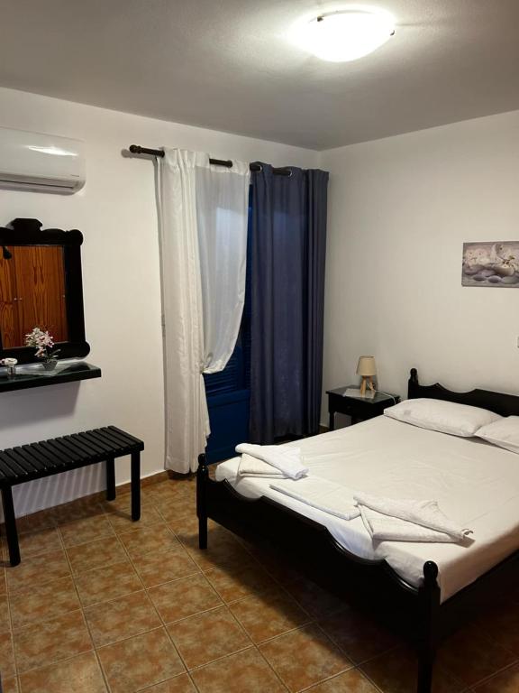 Postel nebo postele na pokoji v ubytování on the sea Despoina apartment at Mochlos Creta