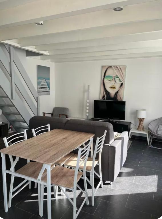 un salon avec une table et un canapé dans l'établissement Maison dans les dunes, à Le Touquet-Paris-Plage