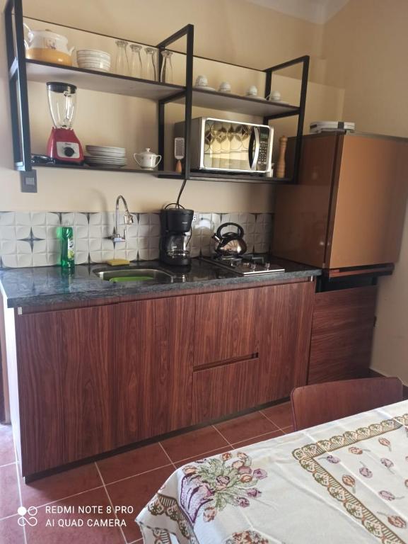 a kitchen with a sink and a microwave at Céntrico Departamento de 1 Dorm in Sucre