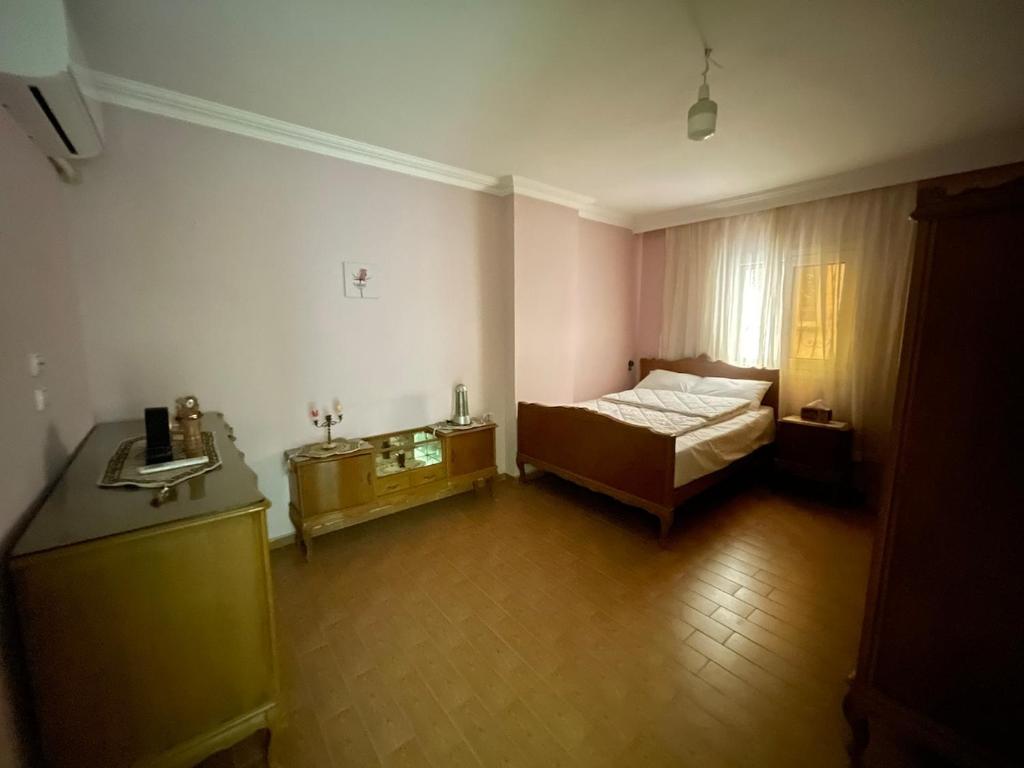 Postel nebo postele na pokoji v ubytování Hadayek Al Ahram 3B, WorkSpace, TV & WiFi