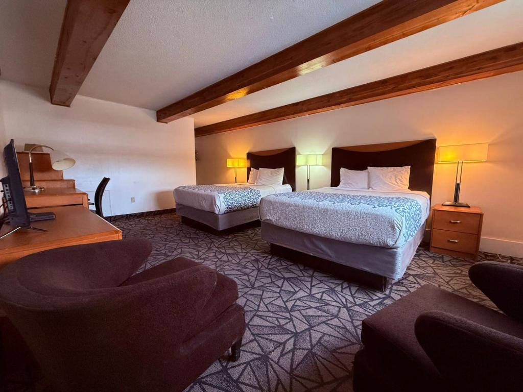 Postel nebo postele na pokoji v ubytování Tomahawk Motor Lodge By OYO Riverton US-26