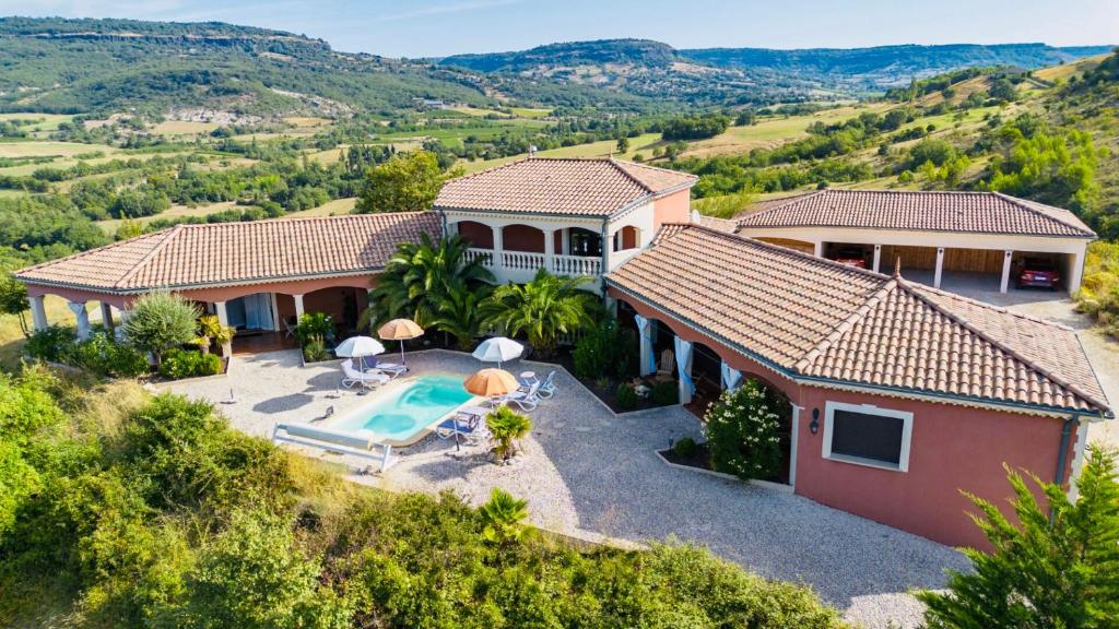 ヴィルヌーヴ・ド・ベルグにあるChambres d'hotes Belle Etoile Ardècheのプール付きの家の航空写真