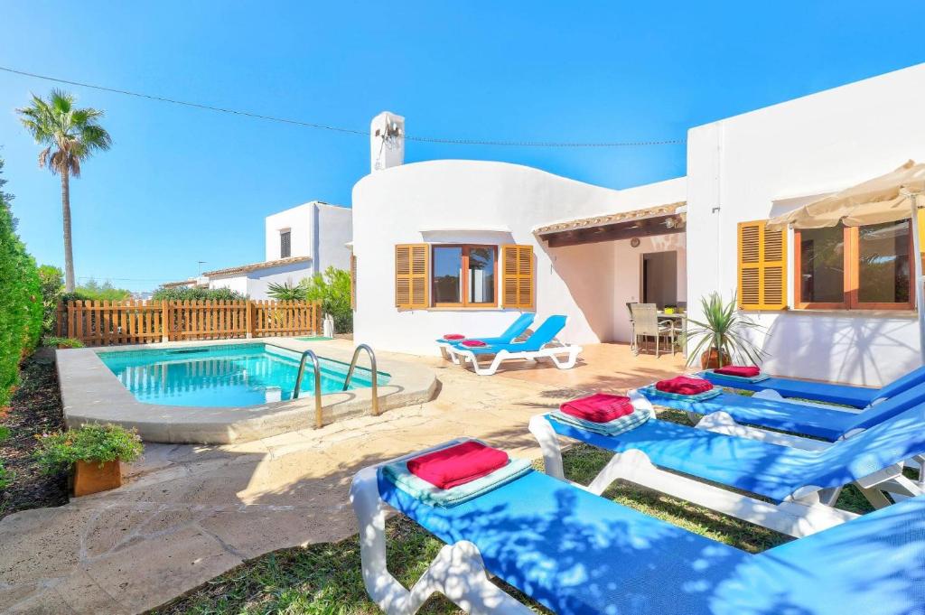 willa z basenem i domem w obiekcie Villa Antonia Sol by Villa Plus w mieście Cacla D'or