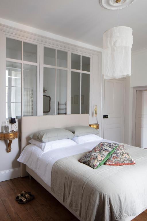 - une chambre dotée d'un grand lit blanc avec un oreiller dans l'établissement villa ma cayenne, à La Celle-sous-Gouzon