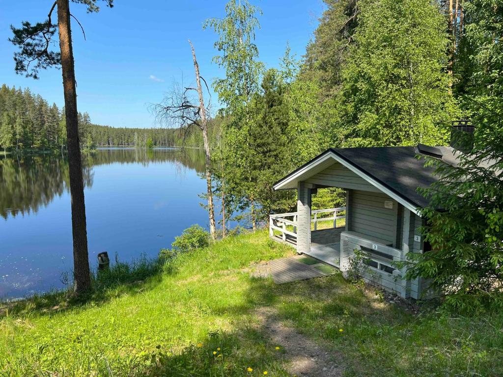 eine kleine Hütte am Ufer eines Sees in der Unterkunft Ahvenlampi Camping in Saarijärvi