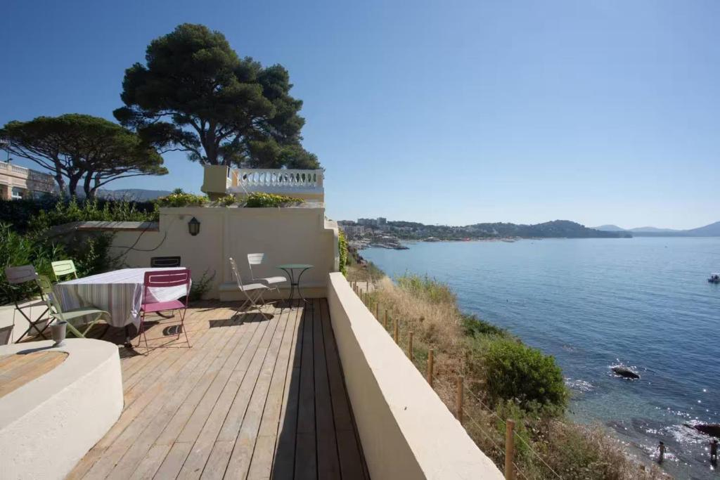 - un balcon en bois avec vue sur l'eau dans l'établissement House 5 rooms with garden near the sea, à Toulon