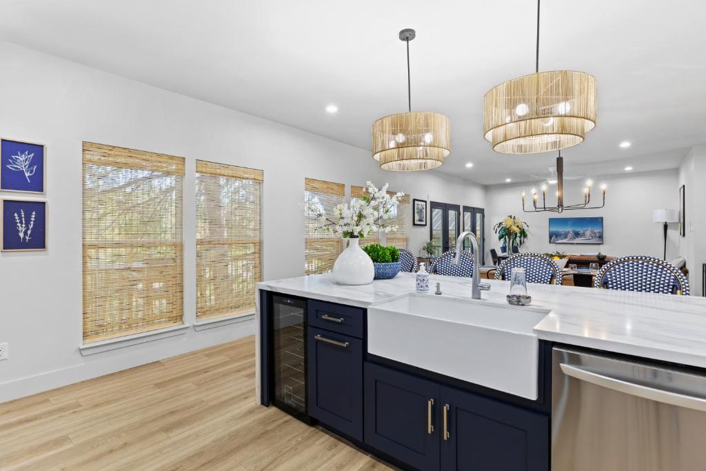 een keuken met een wit aanrecht en blauwe kasten bij Luxury River Front Twin House 8beds Sleeps 22 in New Braunfels