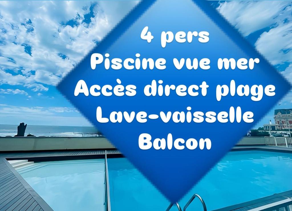 une photo d'une piscine avec les mots pere sineine we men dans l'établissement Studio avec piscine face à la mer, à Biarritz