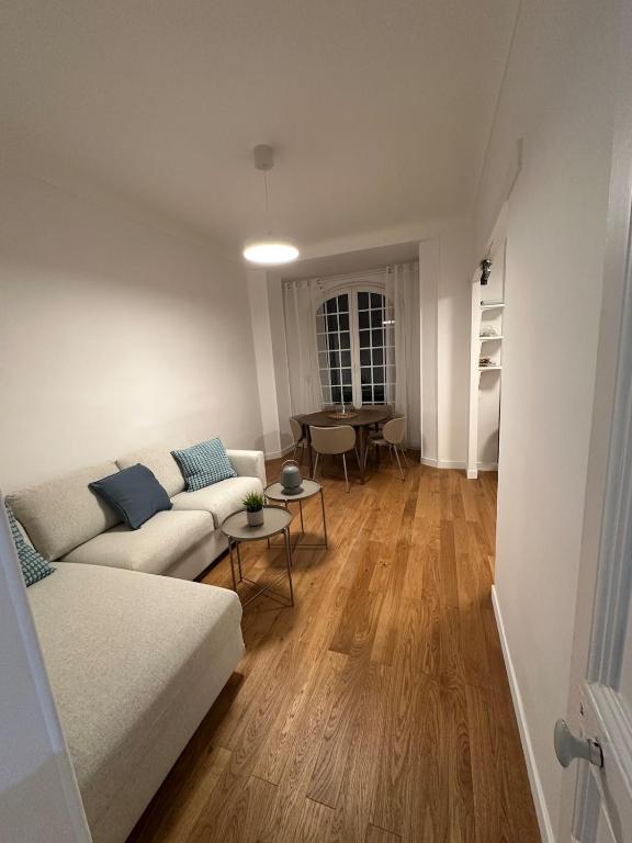 un salon avec un canapé et une table dans l'établissement 3 bedroom Appartement City Center, à Nice
