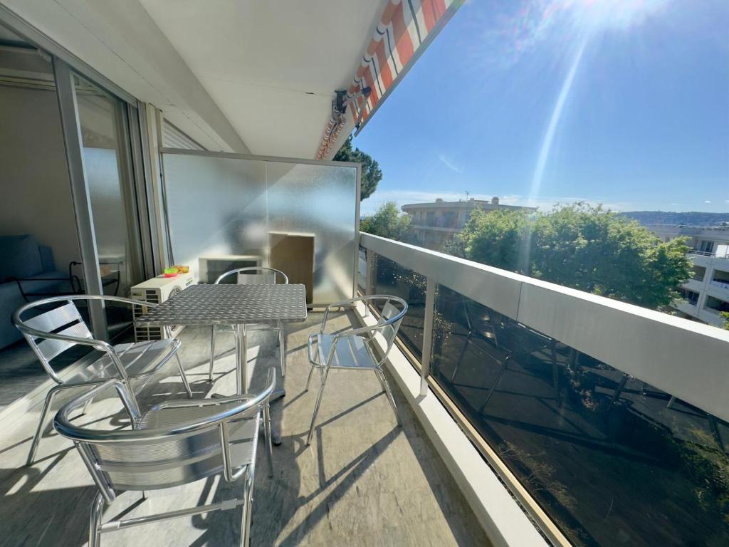 un balcon avec une table et des chaises sur un balcon dans l'établissement Beau studio proche des plages piscine, à Cogolin