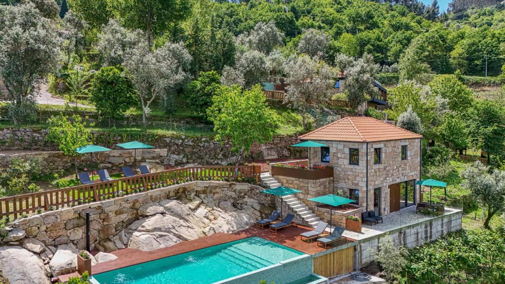 an overhead view of a swimming pool and a house at ALDEIA DA MARGARIDA in Tarouquela