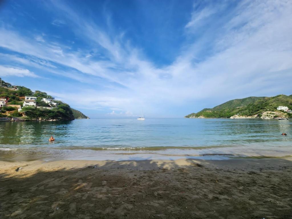 a view of the beach on a sunny day at Le bon coin "El Buen Rincon" in Taganga