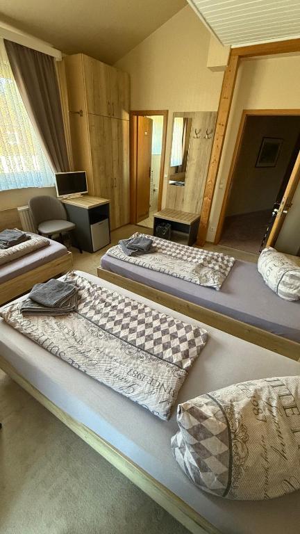 Postel nebo postele na pokoji v ubytování Hotel Pension Pamina