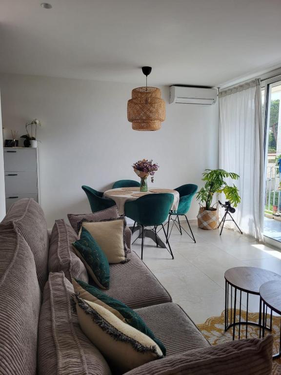 un salon avec un canapé et une table dans l'établissement Mi Casa - 3 chambres, à Nice