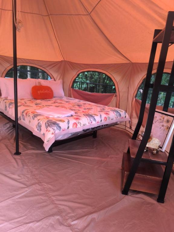 Postel nebo postele na pokoji v ubytování Sloth View Glamping