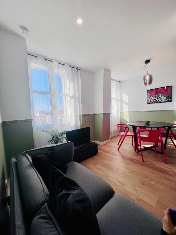 un salon avec un canapé et une table dans l'établissement Appart' Victoire et Etoile, à Béziers