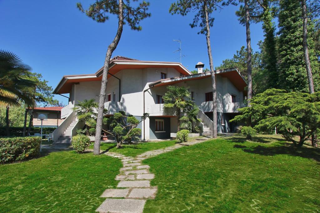 una casa con un camino delante de ella en Villa Paola, en Lignano Sabbiadoro