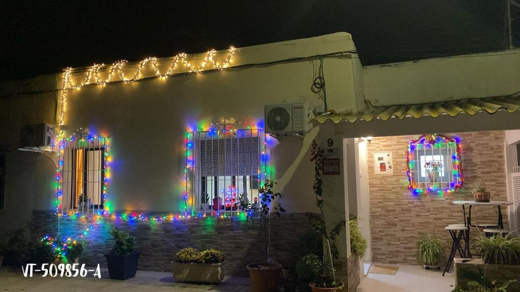 une maison avec des lumières de Noël sur le côté dans l'établissement La casa amarilla de Luis y Eileen, à La Vila Joiosa