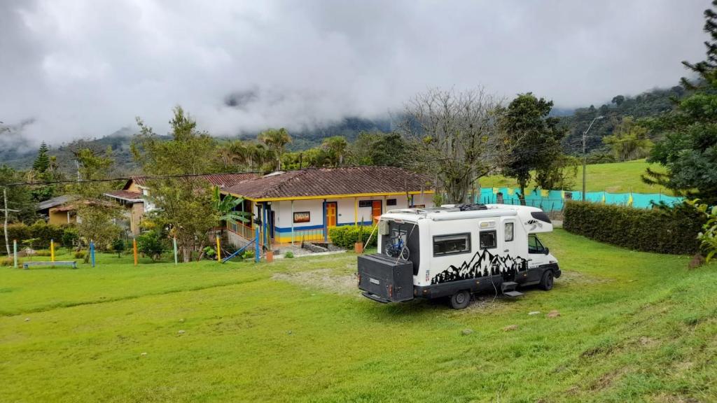 ein LKW, der auf einem Feld vor einem Haus geparkt ist in der Unterkunft ECOXPLORA-Casa de campo in Jardin