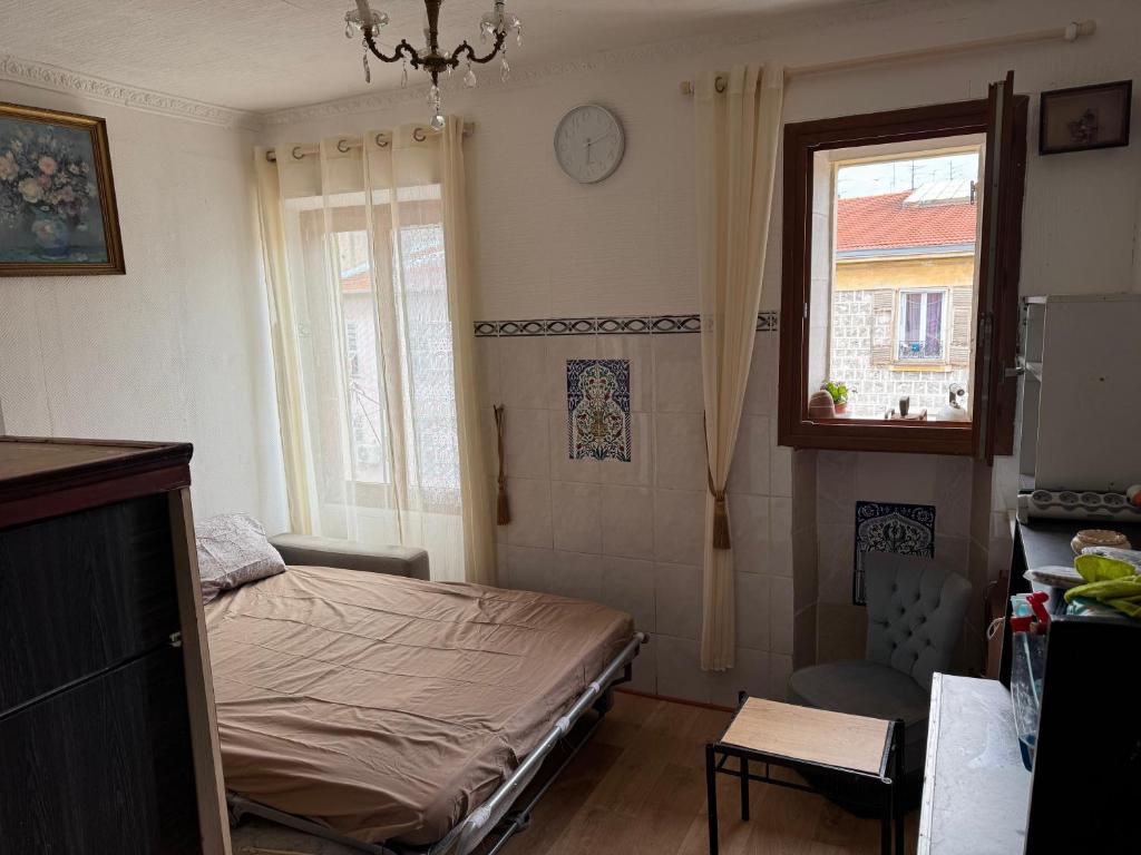 une petite chambre avec un lit et une fenêtre dans l'établissement Daghsen, à Nice