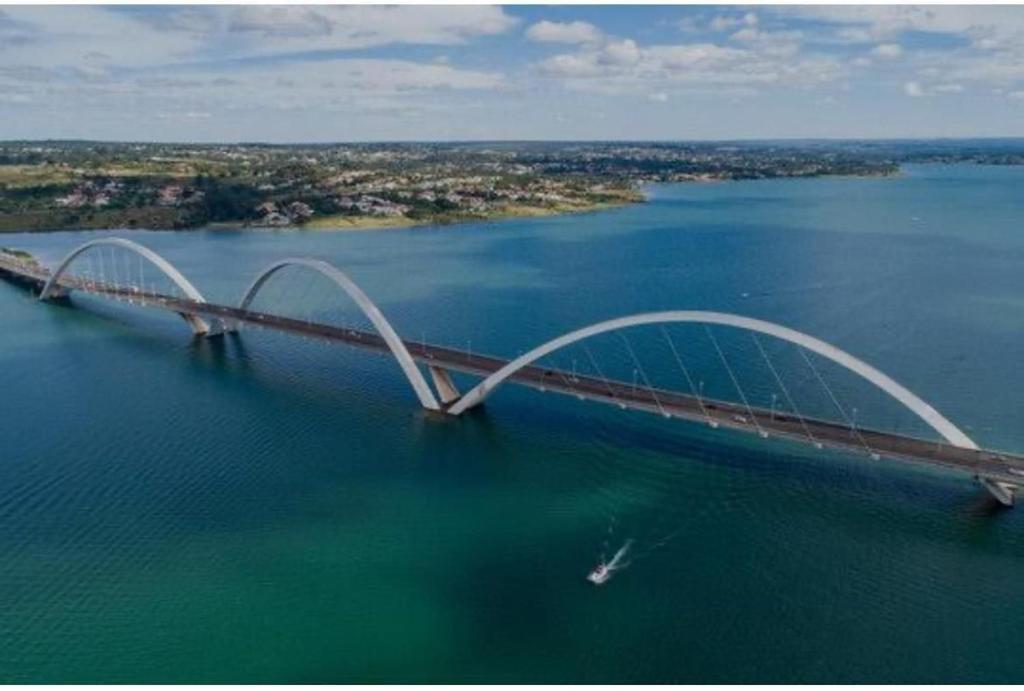 een brug over een grote hoeveelheid water bij Lago sul - Daher in Brasilia