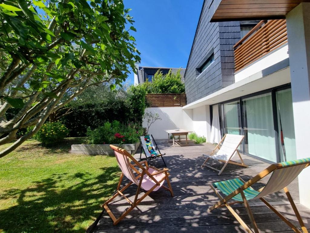 un groupe de chaises et une table sur une terrasse dans l'établissement Maison d'architecte au calme, 9 pers, proche plage, Arzon - FR-1-775-27, à Arzon