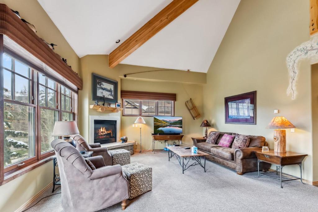 Una sala de estar con dos sofás y una chimenea. en Breckenridge Condo with Sauna & Hot Tub Access, en Breckenridge