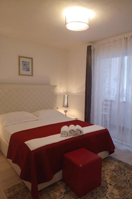 Posteľ alebo postele v izbe v ubytovaní Apartments and rooms with parking space Makarska - 6767