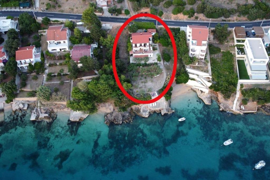 posiadłość z domem na środku wody w obiekcie Apartments by the sea Stara Novalja, Pag - 13938 w mieście Stara Novalja