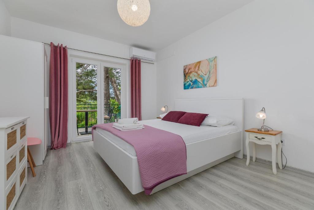 Posteľ alebo postele v izbe v ubytovaní Apartments by the sea Brela, Makarska - 2713