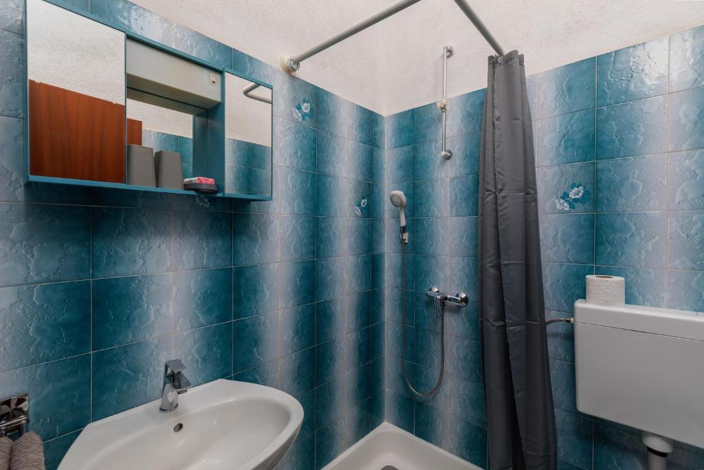 Kúpeľňa v ubytovaní Apartments by the sea Brela, Makarska - 2713