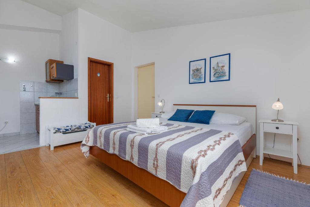 Posteľ alebo postele v izbe v ubytovaní Apartments by the sea Brela, Makarska - 2713