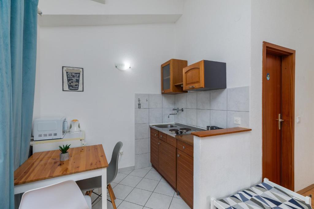 Kuchyňa alebo kuchynka v ubytovaní Apartments by the sea Brela, Makarska - 2713