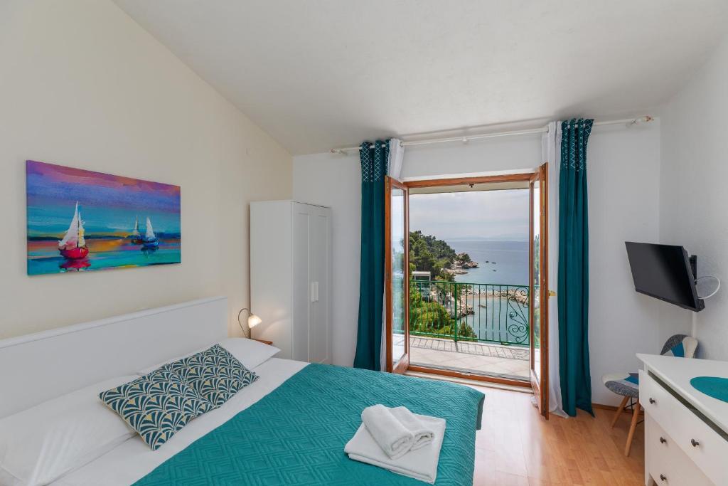 Posteľ alebo postele v izbe v ubytovaní Apartments by the sea Brela, Makarska - 2713