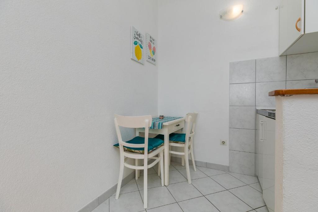 Kuchyňa alebo kuchynka v ubytovaní Apartments by the sea Brela, Makarska - 2713