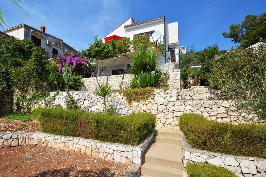 Vonkajšia záhrada v ubytovaní Seaside holiday house Rastici, Ciovo - 18478
