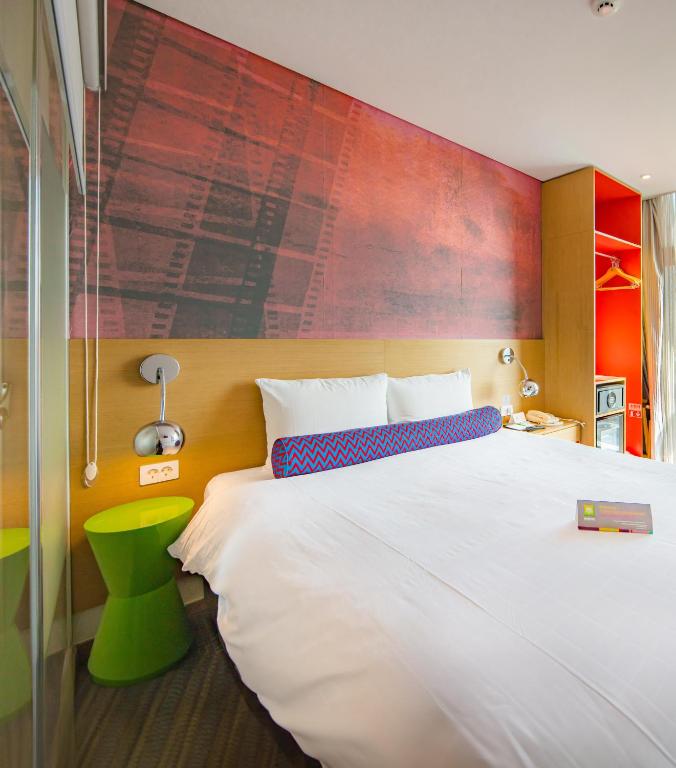 Postel nebo postele na pokoji v ubytování ibis Styles Ambassador Seoul Myeong-dong