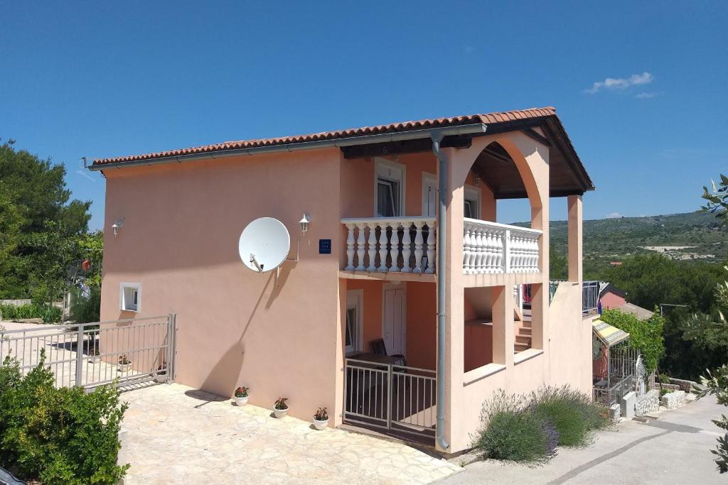 Apartments with parking space Rogoznica - 24546